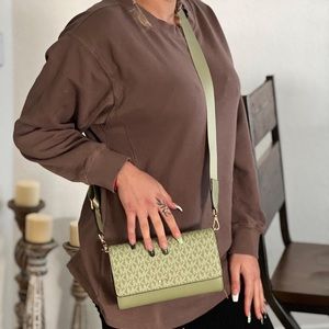 💜💜 Michael Kors Large Wallet Xbody